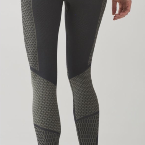 Lululemon About That Base Tight. Never Worn size 2 - Picture 3 of 4